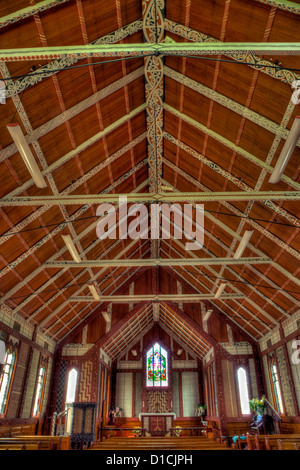 Kulturellen Synkretismus. Dekoriert, Decke und Dachsparren unterstützt mit Maori Motive, anglikanische Kirche St. Marien, Tikitiki, New Zealand. Stockfoto