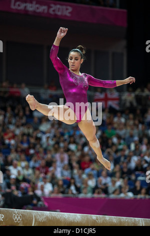 Alexandra Raisman (USA) im Wettbewerb auf dem Schwebebalken, während die Frauen Einzelmehrkampf Stockfoto