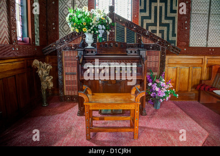 Kulturellen Synkretismus. Kirchenorgel in Holzarbeiten ähnlich einem Wharenui (Maori Versammlungshaus) eingerahmt. Stockfoto