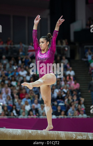 Alexandra Raisman (USA) im Wettbewerb auf dem Schwebebalken, während die Frauen Einzelmehrkampf Stockfoto