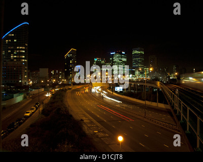 Blick auf Canary Wharf Wolkenkratzer in der Nacht von East India DLR Station, London, England, Vereinigtes Königreich Stockfoto