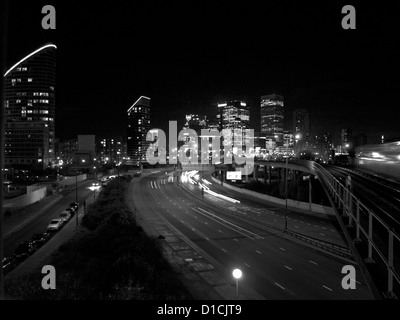 Blick auf Canary Wharf Wolkenkratzer in der Nacht von East India DLR Station, London, England, Vereinigtes Königreich Stockfoto