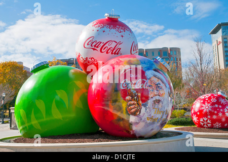 Riesige coloful Kugeln - Weihnachten - Baum Dekoration, Pemberton Place, der Heimat der Welt Coca-Cola und Georgia Aquarium, Atlanta, Georgien, USA Stockfoto