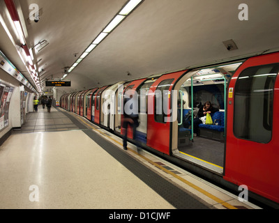 Waterloo & Stadt Linie Zug (Spitzname den Abfluss) an Bank Station, Bank, City of London, London, England, Vereinigtes Königreich Stockfoto