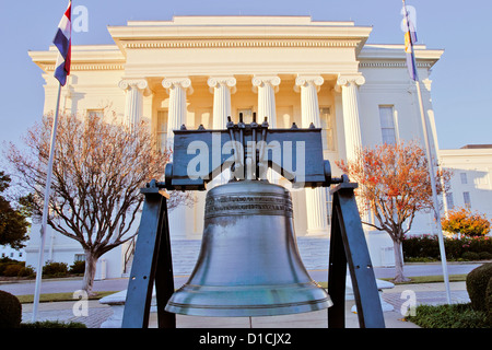 Replik der Liberty Bell vor dem Historischen State Capitol Building, lMontgomery, Alabama, USA Stockfoto