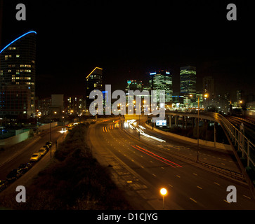 Canary Wharf Wolkenkratzer in der Nacht vom Ostbahnhof Indien zeigt Verkehr unten und DLR-Zug, London, England, Vereinigtes Königreich Stockfoto