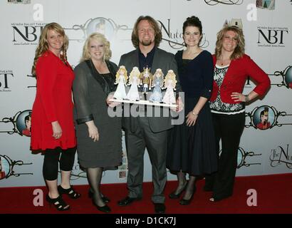 Christine Brown, Janelle Brown, Kody Brown, Robyn Brown, Meri Brown im Ankunftsbereich für Nevada Ballet Theater Premiere des NUSSKNACKERS, Smith Center for the Performing Arts, Las Vegas, NV 15. Dezember 2012. Foto von: James Atoa/Everett Collection Stockfoto