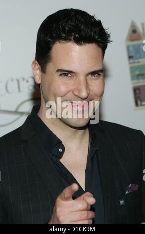 Frankie Moreno im Ankunftsbereich für Nevada Ballet Theater Premiere des NUSSKNACKERS, Smith Center for the Performing Arts, Las Vegas, NV 15. Dezember 2012. Foto von: James Atoa/Everett Collection Stockfoto