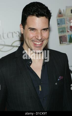 Frankie Moreno im Ankunftsbereich für Nevada Ballet Theater Premiere des NUSSKNACKERS, Smith Center for the Performing Arts, Las Vegas, NV 15. Dezember 2012. Foto von: James Atoa/Everett Collection Stockfoto