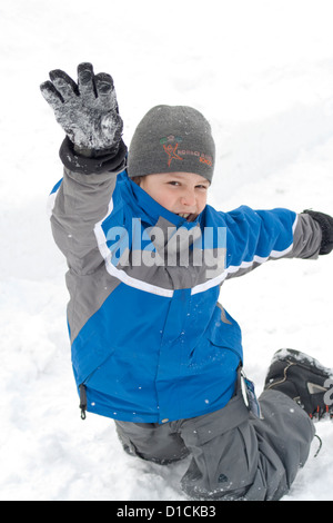 Jungen Alter von 10 Jahren mit Spaß im Schnee herumtollen. St Paul Minnesota MN USA Stockfoto