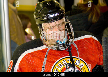 Porträt von einer glücklichen Mitte Eishockeyspieler in einheitlichen Alter von 39 Jahren gealtert. Minneapolis Minnesota MN USA Stockfoto