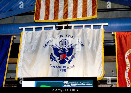 United States Coast Guard Flagge hängt in einer Eishockey-Arena. Maplewood Minnesota MN USA Stockfoto