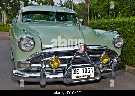 1951 Hudson Hornet amerikanische Oldtimer. Ansicht von vorne. Entsprechende Kennzeichen zeigen Herstellungsjahr. Thailand-Asien Stockfoto