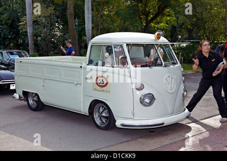 Volkswagen SPLIT Screen Oldtimer Pickup Truck bei einer Oldtimer Rallye. Thailand S. E. Asien Stockfoto