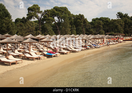 Koukounaries Strand, der bekannteste Strand in Skiathos, Griechenland Stockfoto