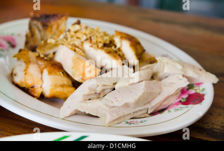 Vietnamesische Wurst und gegrilltes Huhn auf Teller Stockfoto