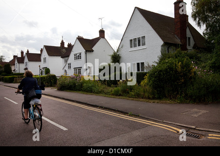 Arts And Crafts Stil Häuser in Letchworth, die weltweit erste Gartenstadt von Ebenezer Howard entworfen. Hertfordshire, UK Stockfoto