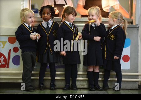 Schulkinder, die Schlange für Toast nach Morgen Versammlung in Our Lady & St. Werburgh's katholische Grundschule in Newcastle-unter- Stockfoto