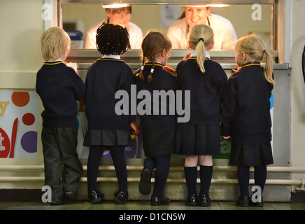 Schulkinder, die Schlange für Toast nach Morgen Versammlung in Our Lady & St. Werburgh's katholische Grundschule in Newcastle-unter- Stockfoto
