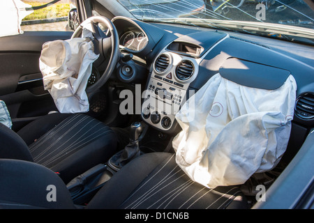 Aufgelöste Airbag im Auto, Fahrzeug, nach einem Unfall, Autounfall. Stockfoto