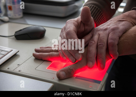 Polizei, mit einem digitalen Laserscanner von Fingerabdrücken. Stockfoto