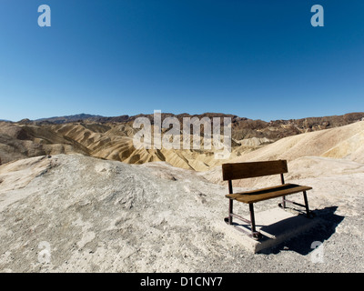 Eine Holzbank mit dem Death Valley Wüste in Bakcground am Zabriskie Point. Stockfoto