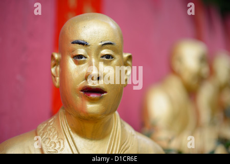 14. Oktober: Statuen saß zehn tausend Buddhas Kloster in Sha Tin, Hong Kong, China. Stockfoto