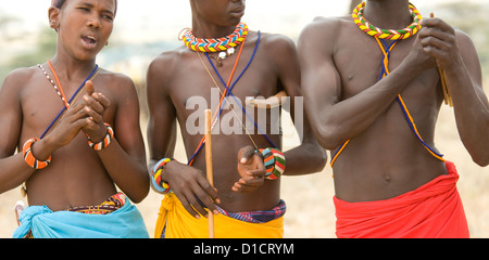 Drei Männer der Samburu zusammen, klatschte-Nahaufnahme Stockfoto