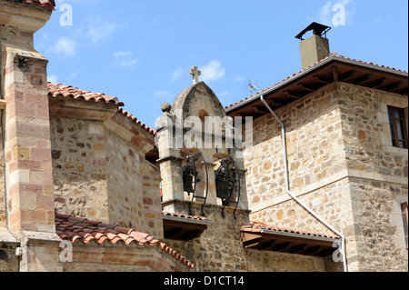 Glockenturm. Monasterio de Santo Toribio de Liébana. Camaleño, Kantabrien, Spanien. 06 Jul 12 Stockfoto