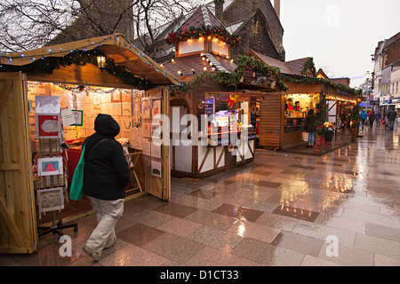 Weihnachten-Handwerk Ständen in Straße, Cardiff, Wales, UK Stockfoto