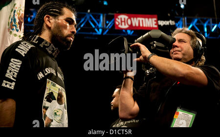 15. Dezember 2012 - Los Angeles, CA, USA - ALFREDO ANGULO vor Beginn seiner 10-Runden im Mittelgewicht Kampf in der Los Angeles Sports Arena gegen JORGE SILVA.  Angulo gewann durch einen einstimmigen Beschluss. (Kredit-Bild: © Brian Cahn/ZUMAPRESS.com) Stockfoto