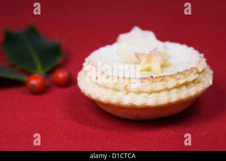 Eine einzelne Mince Pie auf rotem Grund. Stockfoto