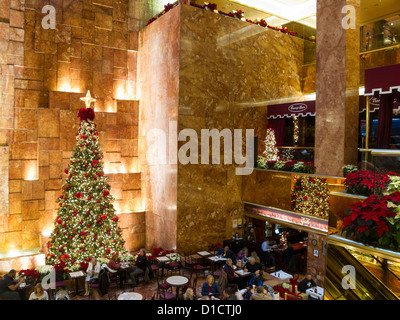 Öffentlichen Raum Atrium mit Urlaub Dekorationen, Trump Tower, New York Stockfoto