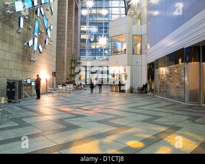 Öffentliche glasüberdachten Atrium, Festdekorationen, der Sony Tower (ehemals AT&T Gebäude), NYC Stockfoto