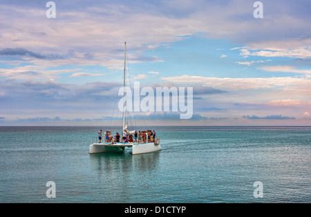 Ein Segelboot in den Ozean vor der Küste von Ocho Rios Jamaika Stockfoto