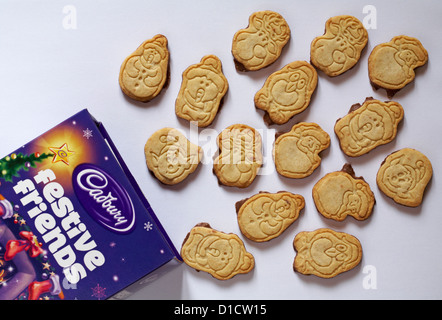 Päckchen festliche Freunde Cadbury Kekse mit Inhalt verschüttet auf weißem Hintergrund Stockfoto
