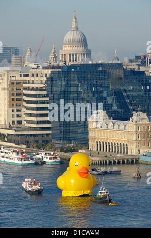 Große gelbe Ente auf Themse Förderung der Jackpotjoy-Bingo-Website St. Pauls Kathedrale jenseits Stockfoto