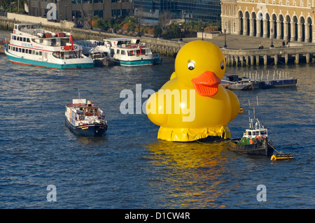 Große gelbe Ente auf Themse Förderung Jackpotjoy Bingo Geschäft Stockfoto