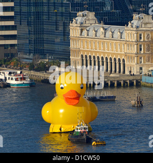 Gelbe Ente auf Themse Förderung der Jackpotjoy Bingo-Website, mit der alten Custom House Gebäude jenseits gesehen Stockfoto