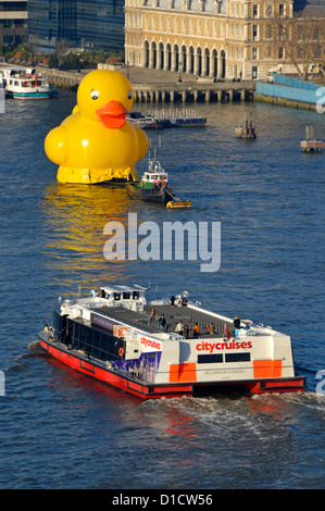 Gelbe Ente auf Themse Förderung der Jackpotjoy-Bingo-Website mit Ausflugsschiff Stockfoto