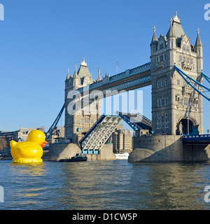 Tower Bridge für Publicity-Gag auf der Themse mit großen gelben Ente geschleppt durch Schlepper angehoben Stockfoto