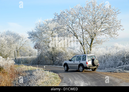 Auto fahren auf der Landstraße im Winter Landschaft Landschaft harten frost Stockfoto