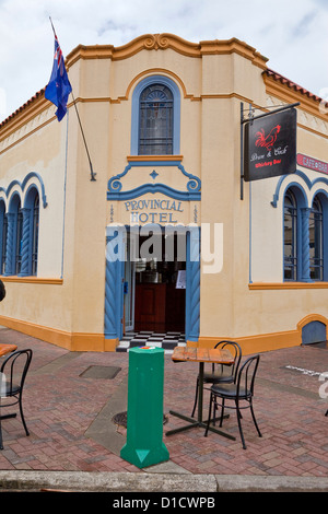 Provincial Hotel, spanische Mission Stil, Napier, Neuseeland. Ursprünglich erbaut 1873, umgebaut im Jahre 1932 nach dem Erdbeben von 1931. Stockfoto
