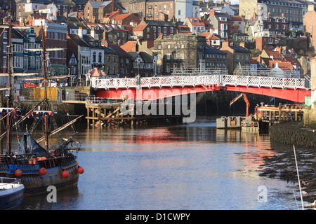 Boote, Häuser und die Brücke im Hafen von Whitby. Stockfoto