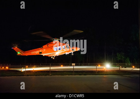 Ein ORNGE Flugrettung kommt auf dem Hubschrauberlandeplatz am Sunnybrook regionalen Traumazentrum in Toronto. Stockfoto