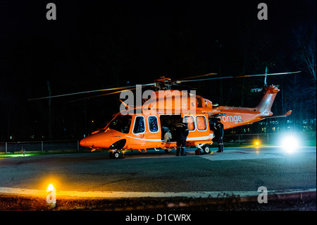 Ein ORNGE Flugrettung kommt auf dem Hubschrauberlandeplatz am Sunnybrook regionalen Traumazentrum in Toronto. Stockfoto