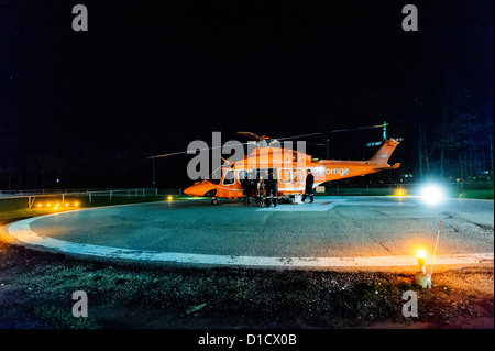 Ein ORNGE Flugrettung kommt auf dem Hubschrauberlandeplatz am Sunnybrook regionalen Traumazentrum in Toronto. Stockfoto