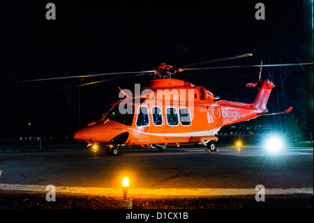 Ein ORNGE Flugrettung kommt auf dem Hubschrauberlandeplatz am Sunnybrook regionalen Traumazentrum in Toronto. Stockfoto