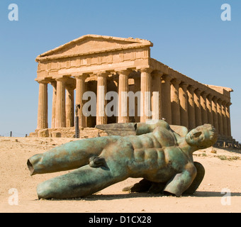 Tempel von Concord, Agrigento, Sizilien mit Bronze-Skulptur von Igor Mitoraj Stockfoto