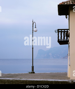 Torbole, Italien, Laterne und altes Zollhaus mit einem Balkon an der Seepromenade Stockfoto